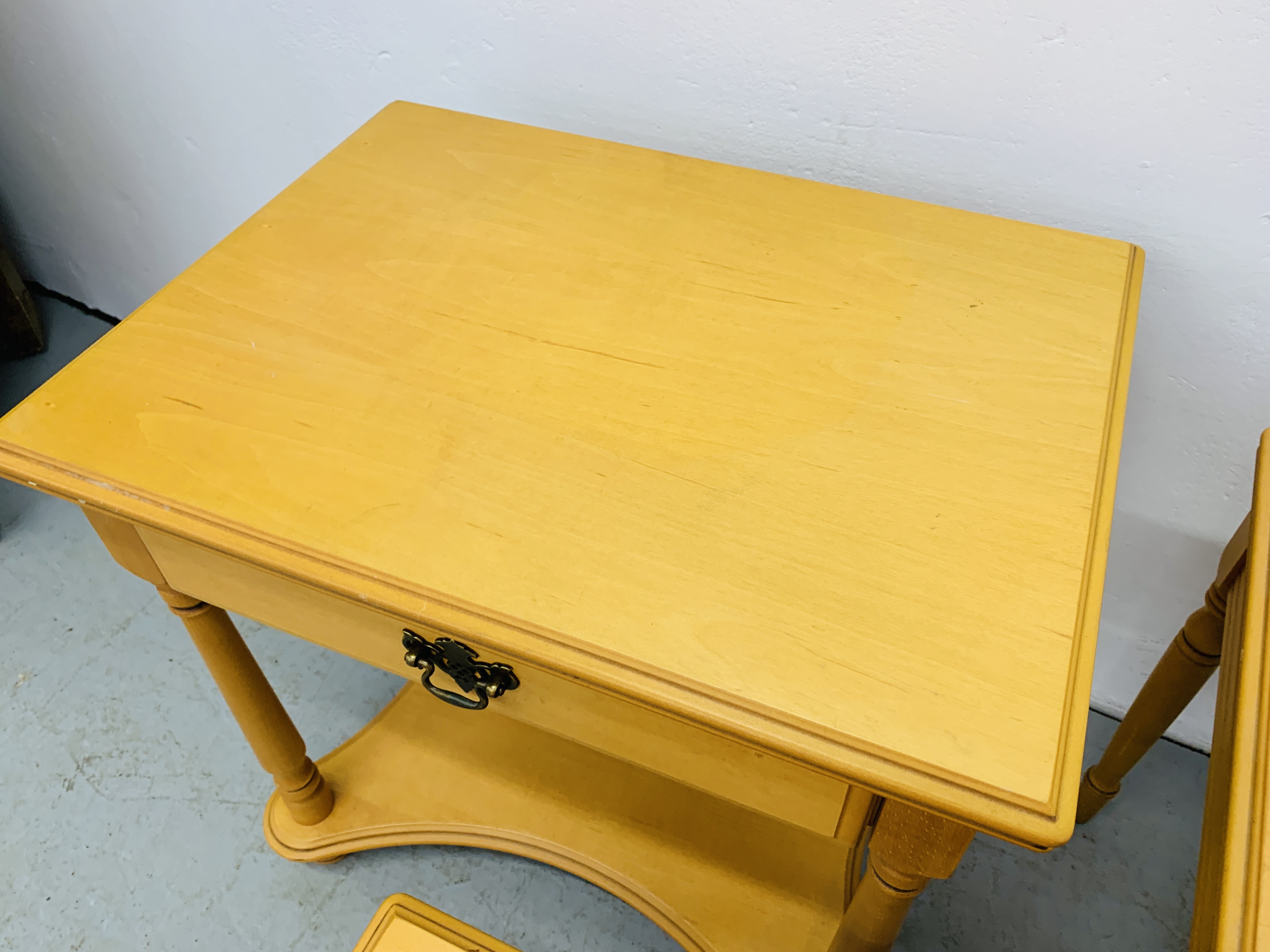 A NEST OF 3 MODERN BEECHWOOD FINISH TABLES AND MATCHING SINGLE DRAWER TABLE WITH SHELF BELOW. - Image 6 of 6