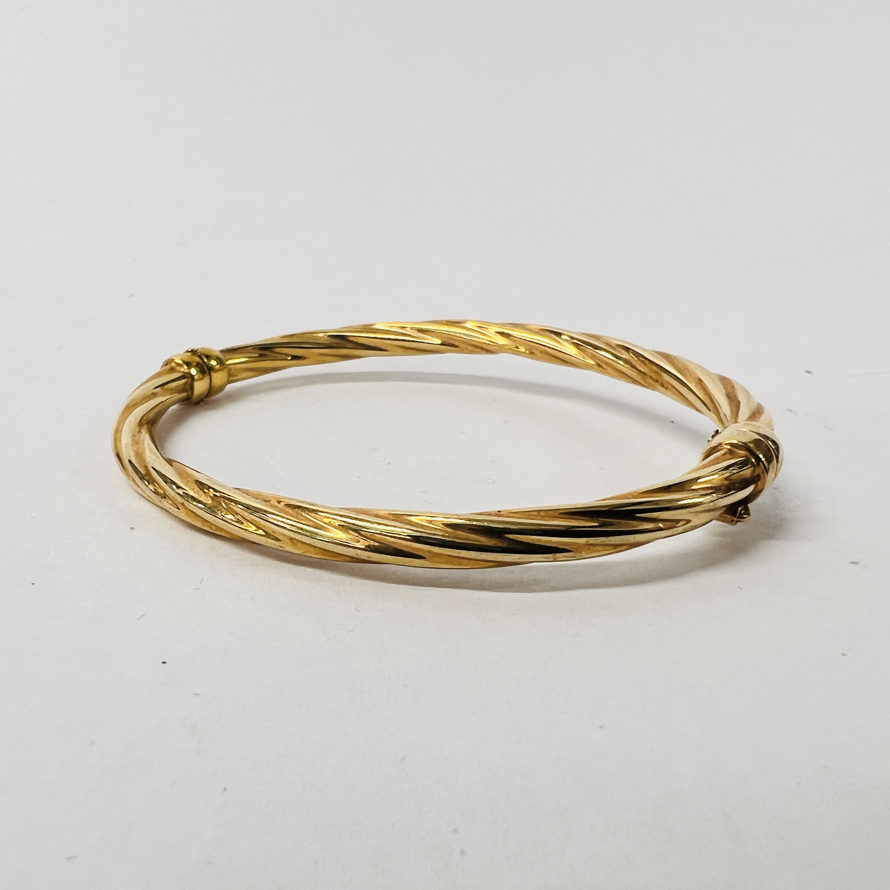 9CT GOLD BRACELET, WITH SAFETY CATCH. - Image 6 of 8