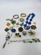 COLLECTION OF MIXED COSTUME JEWELLERY TO INCLUDE BROOCHES, BANGLES, ETC.