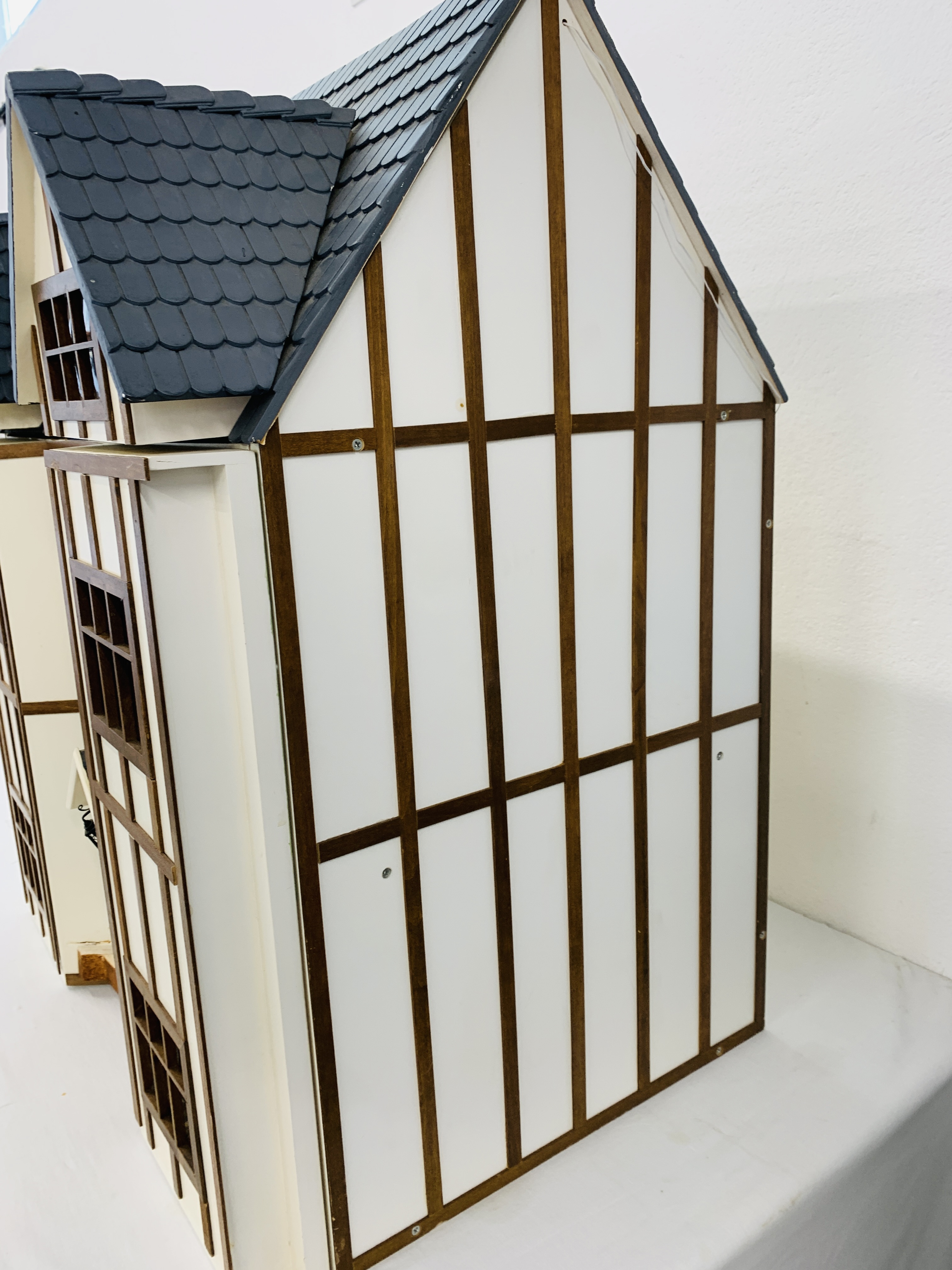 THREE STOREY DOLLS HOUSE ALONG WITH VARIOUS MINIATURE DOLLS HOUSE FURNITURE H 69CM, W 59CM, D 42CM. - Image 6 of 12