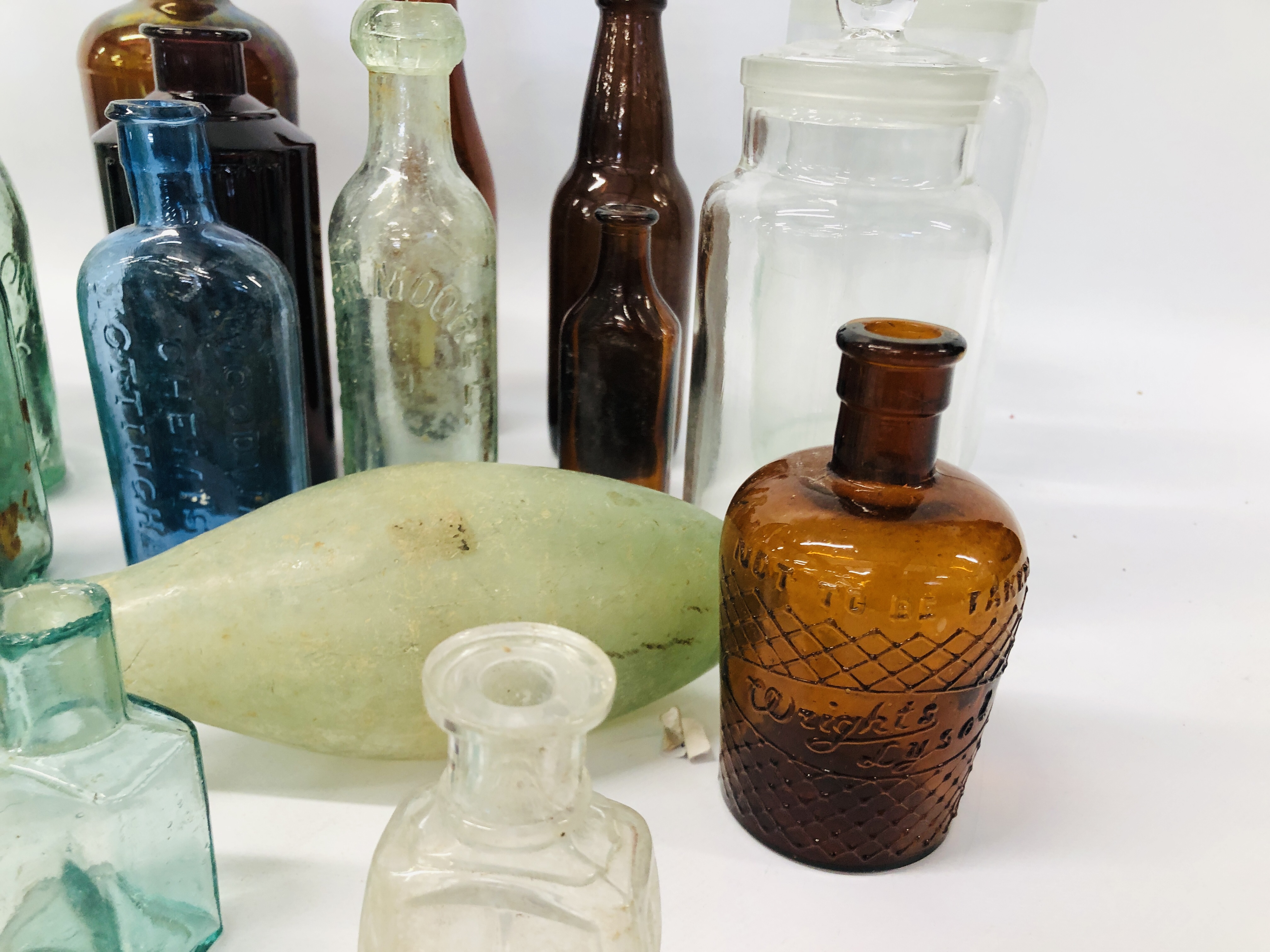 30 VARIOUS VINTAGE GLASS BOTTLES TO INCLUDE FORSTER MOORE LTD NORWICH, W P BRANSON, - Image 5 of 13