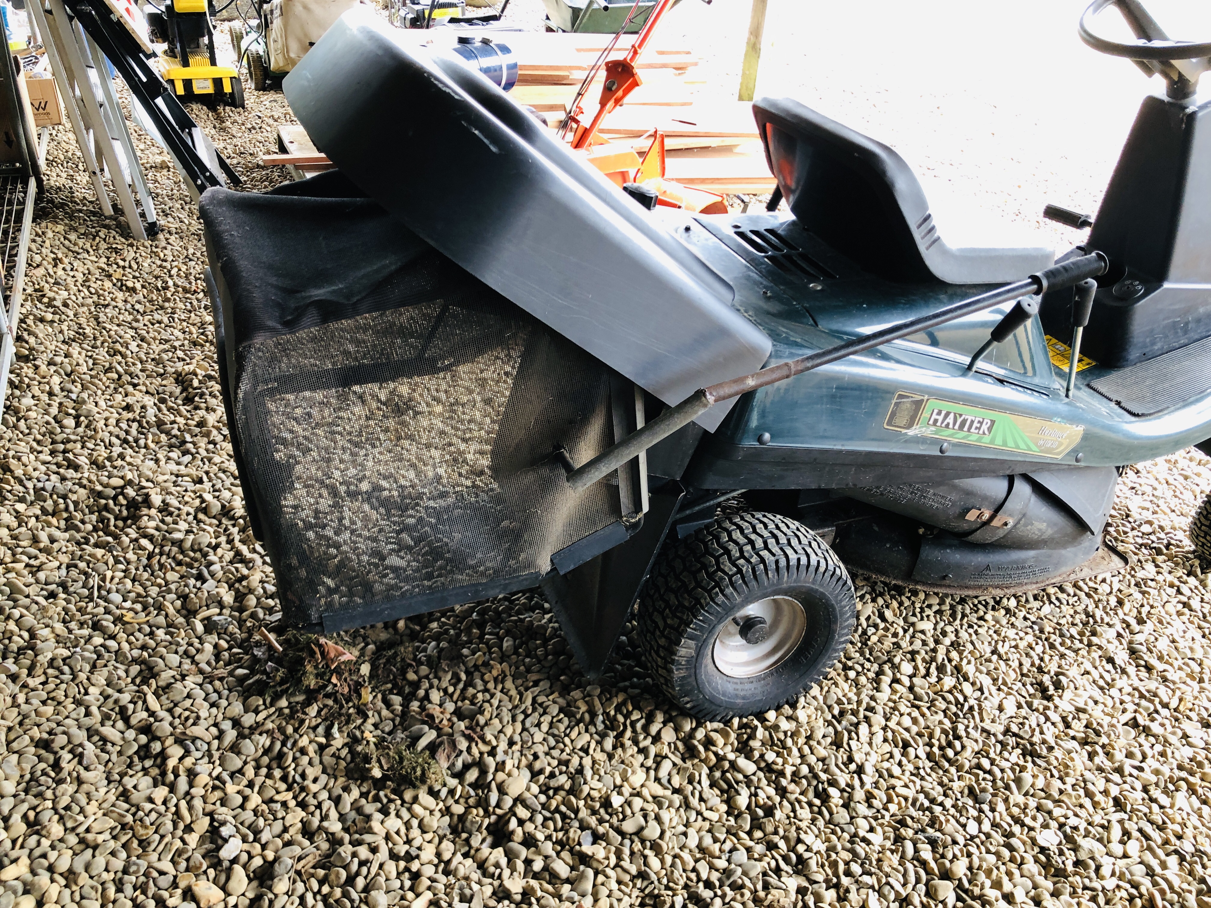 A HAYTER HERITAGE M10/30 RIDE ON MOWER (GEARS LINKAGE REQUIRES ADJUSTMENT) - SOLD AS SEEN - Image 5 of 10