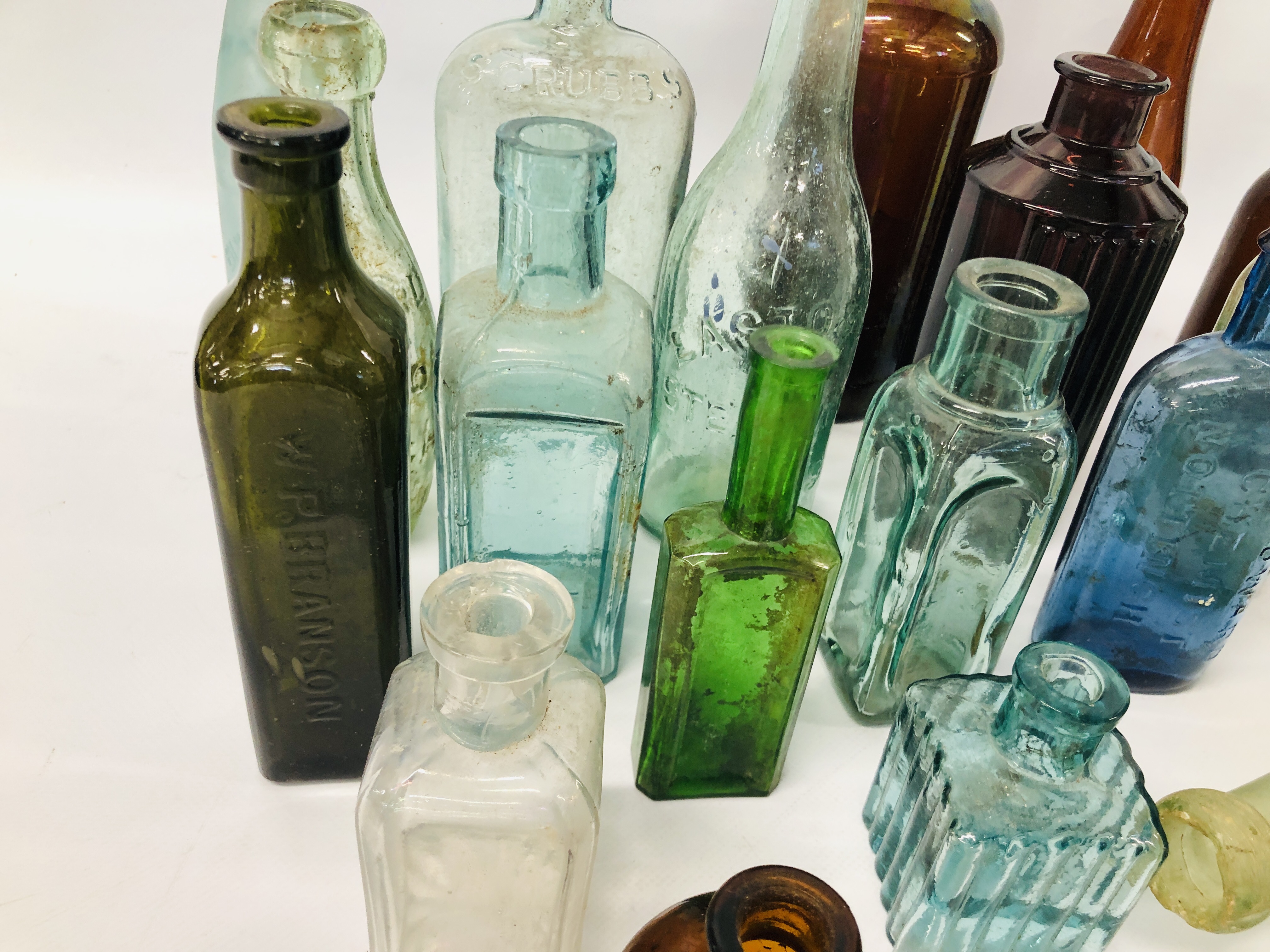 30 VARIOUS VINTAGE GLASS BOTTLES TO INCLUDE FORSTER MOORE LTD NORWICH, W P BRANSON, - Image 10 of 13