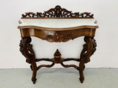 A SINGLE DRAWER ORNATE MARBLE TOP VICTORIAN MAHOGANY SIDE TABLE ON CARVED LEG