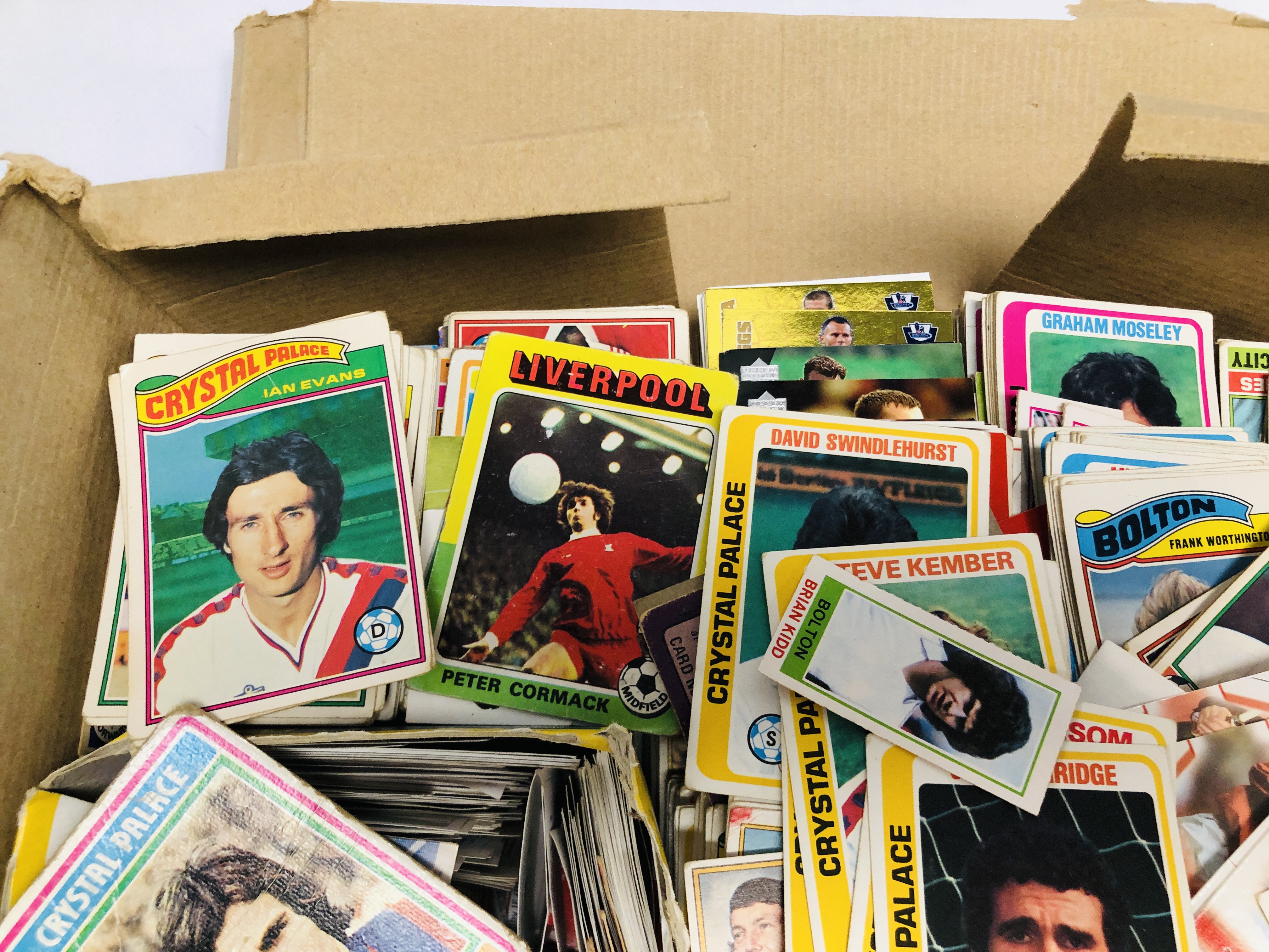 A COLLECTION OF VINTAGE TO MODERN FOOTBALL COLLECTORS CARDS APPROXIMATELY 1500. - Image 8 of 8