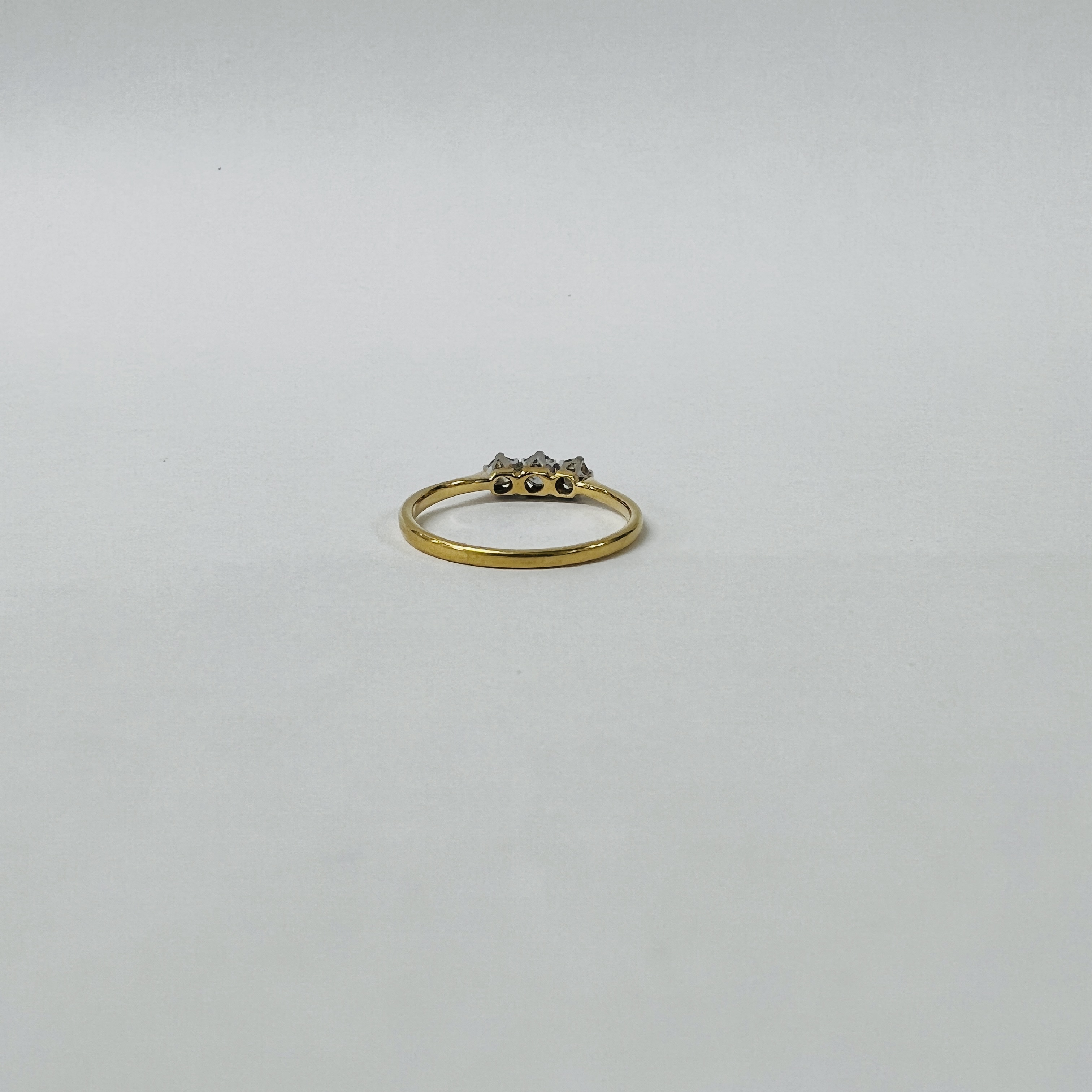 18CT. GOLD THREE STONE DIAMOND RING. - Image 7 of 10