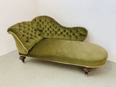 A VICTORIAN CHAISE LOUNGNE WITH GREEN AND CREAM VELOUR UPHOLSTERY