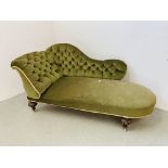 A VICTORIAN CHAISE LOUNGNE WITH GREEN AND CREAM VELOUR UPHOLSTERY