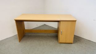 A MODERN BEECHWOOD FINISH HOME OFFICE DESK WITH MATCHING OFFICE CABINET DESK WIDTH 122CM.