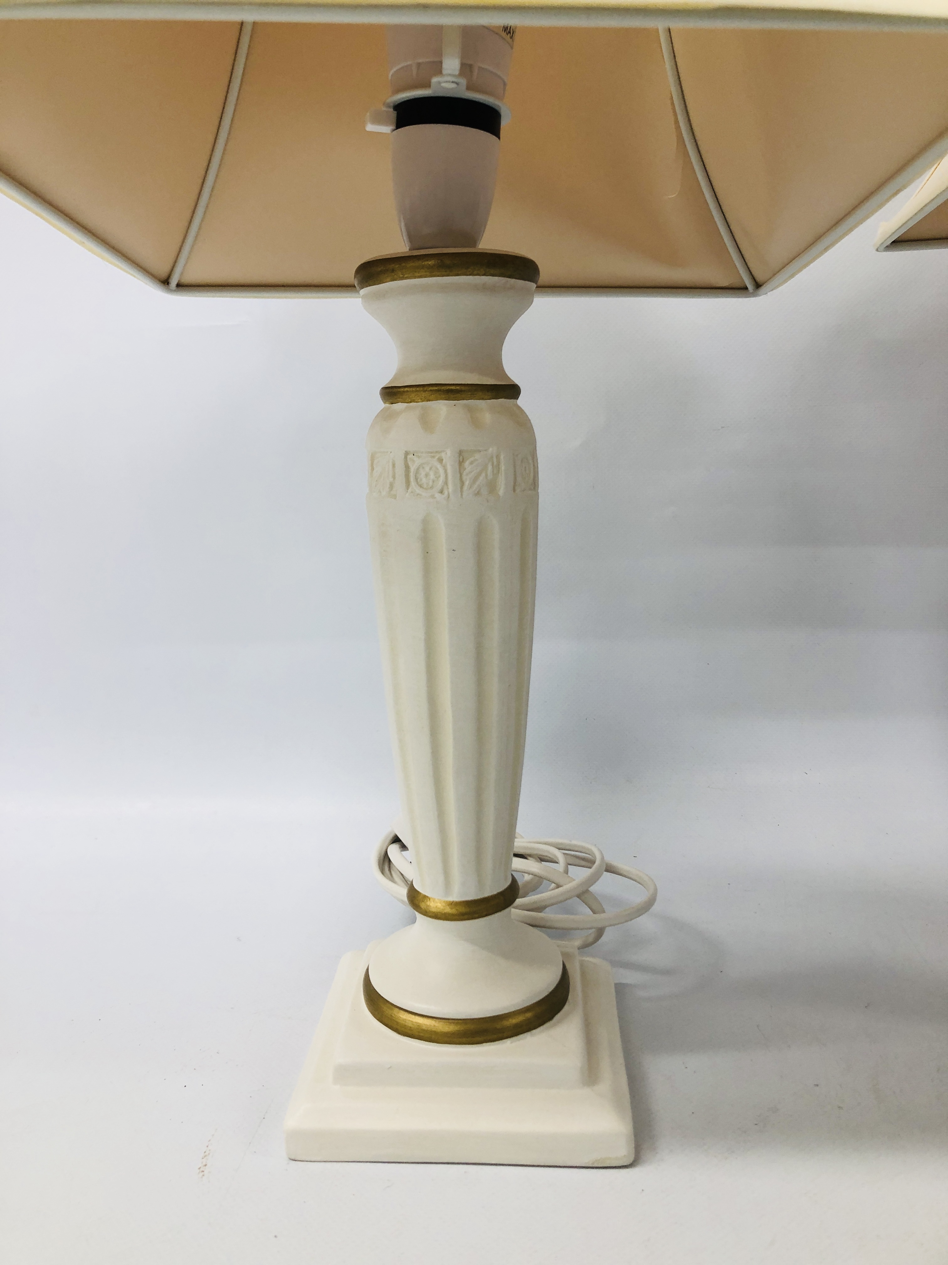 A PAIR OF CLASSICAL STYLED TABLE LAMPS WITH CREAM SHADES HEIGHT 50CM - SOLD AS SEEN. - Image 2 of 2