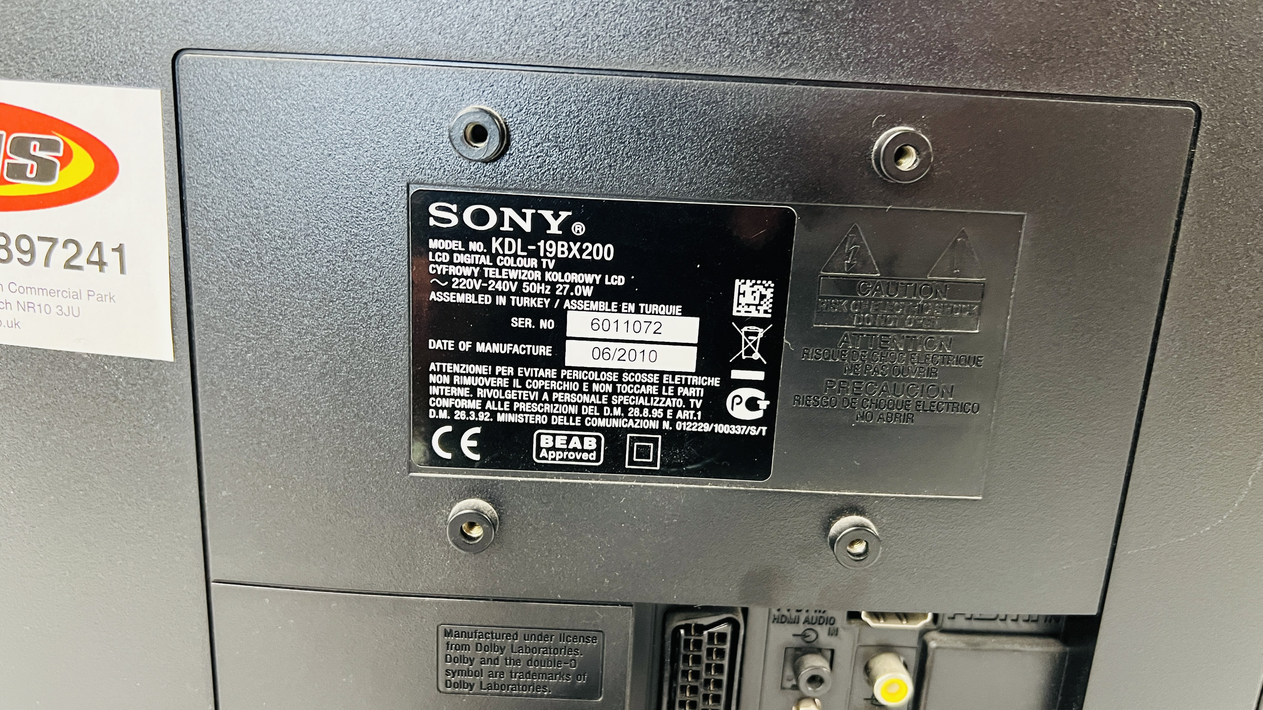 A SONY BRAVIA 19 INCH TELEVISION WITH REMOTE - SOLD AS SEEN - Image 4 of 4
