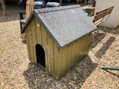 A TRADITIONAL WOODEN DOG KENNEL WIDTH 85CM. DEPTH 100CM. HEIGHT 100CM.