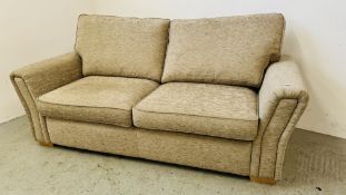 A GOOD QUALITY OATMEAL FABRIC UPHOLSTERED THREE SEATER SOFA WIDTH 210CM.