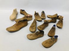A BOX CONTAINING A QUANTITY OF VINTAGE WOODEN SHOE LASTS (VARYING CONDITIONS)