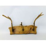 AN ANTLER COAT HOOK W 62CM.