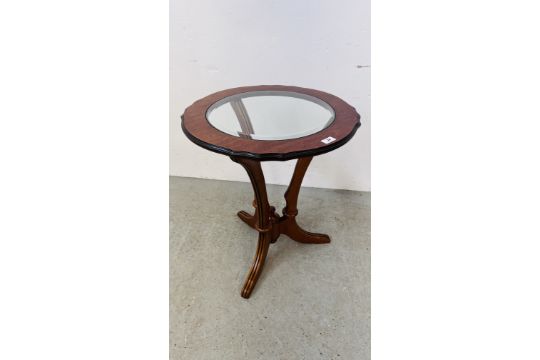 A GOOD QUANITY REPRODUCTION OCCASIONAL TABLE WITH BEVELLED INSERT GLASS TOP SUPPORTED BY THREE - Image 1 of 6