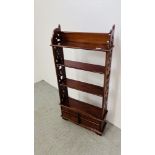 A REPRODUCTION HARDWOOD SHELVED STAND WITH FRETWORK CARVED DETAIL AND FOUR SMALL DRAWERS TO BASE