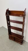 A REPRODUCTION HARDWOOD SHELVED STAND WITH FRETWORK CARVED DETAIL AND FOUR SMALL DRAWERS TO BASE