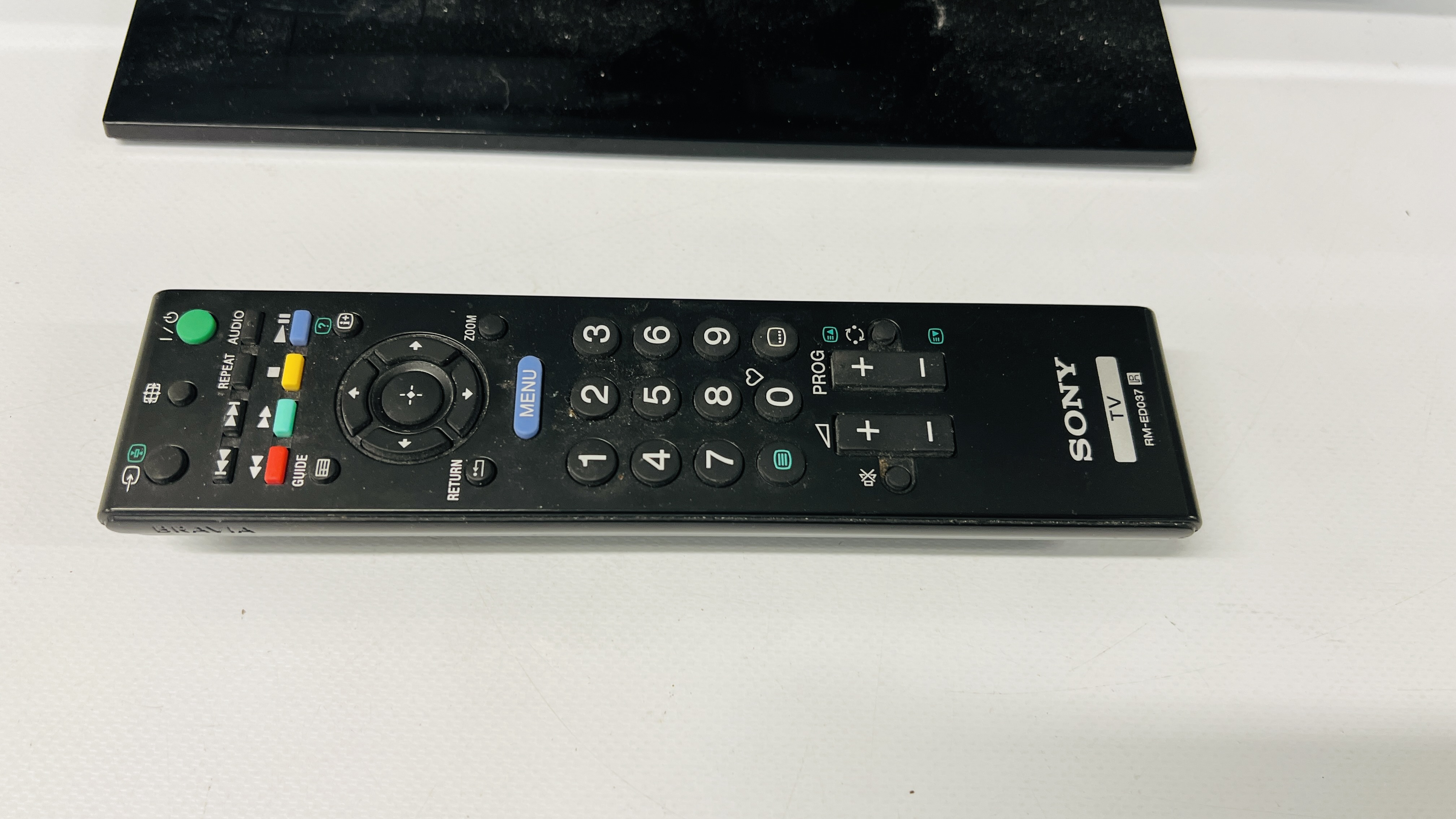 A SONY BRAVIA 19 INCH TELEVISION WITH REMOTE - SOLD AS SEEN - Image 2 of 4