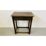 A VINTAGE OAK SINGLE DRAWER HALL TABLE WITH CARVED DETAILS.