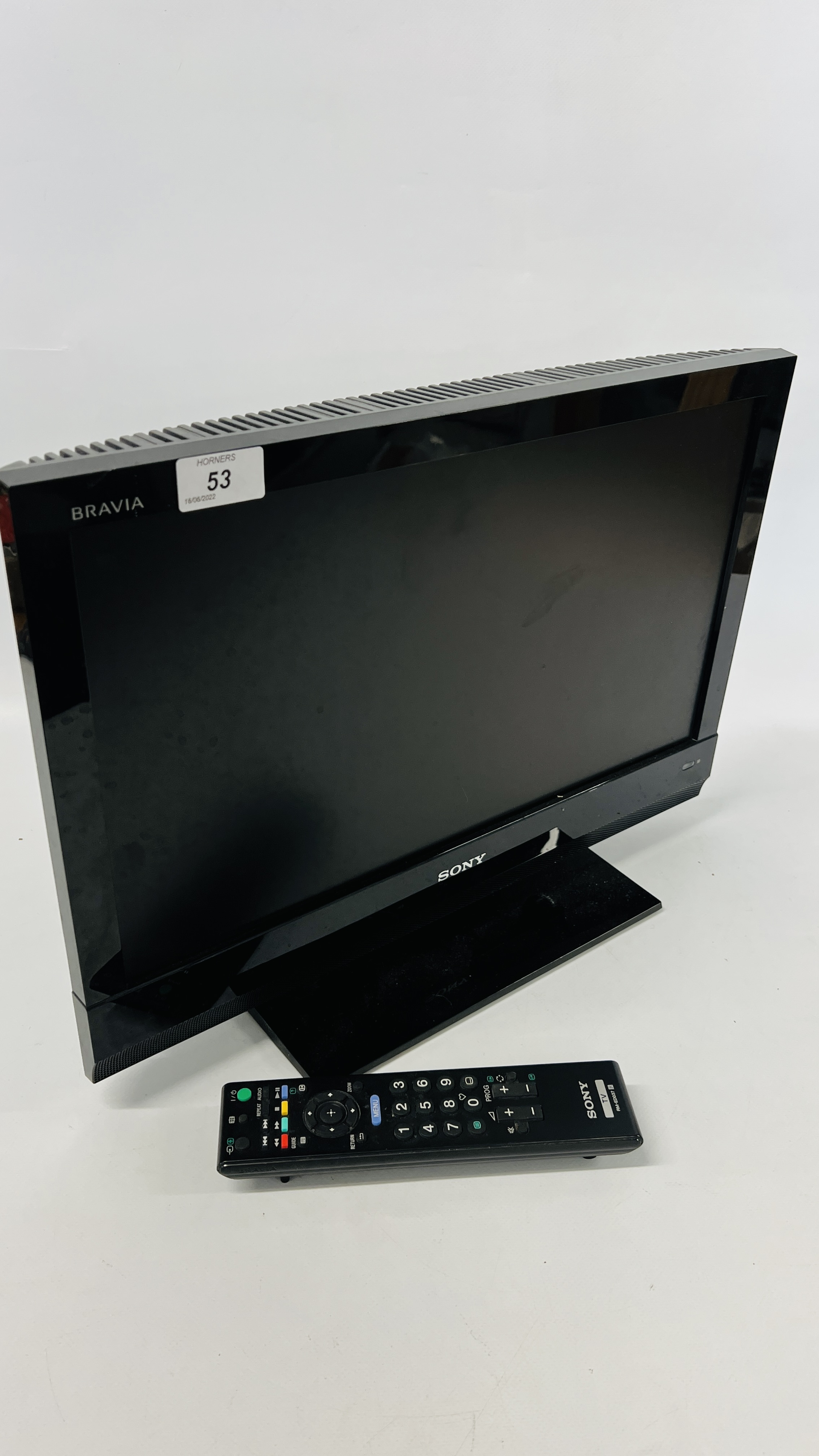 A SONY BRAVIA 19 INCH TELEVISION WITH REMOTE - SOLD AS SEEN - Image 3 of 4