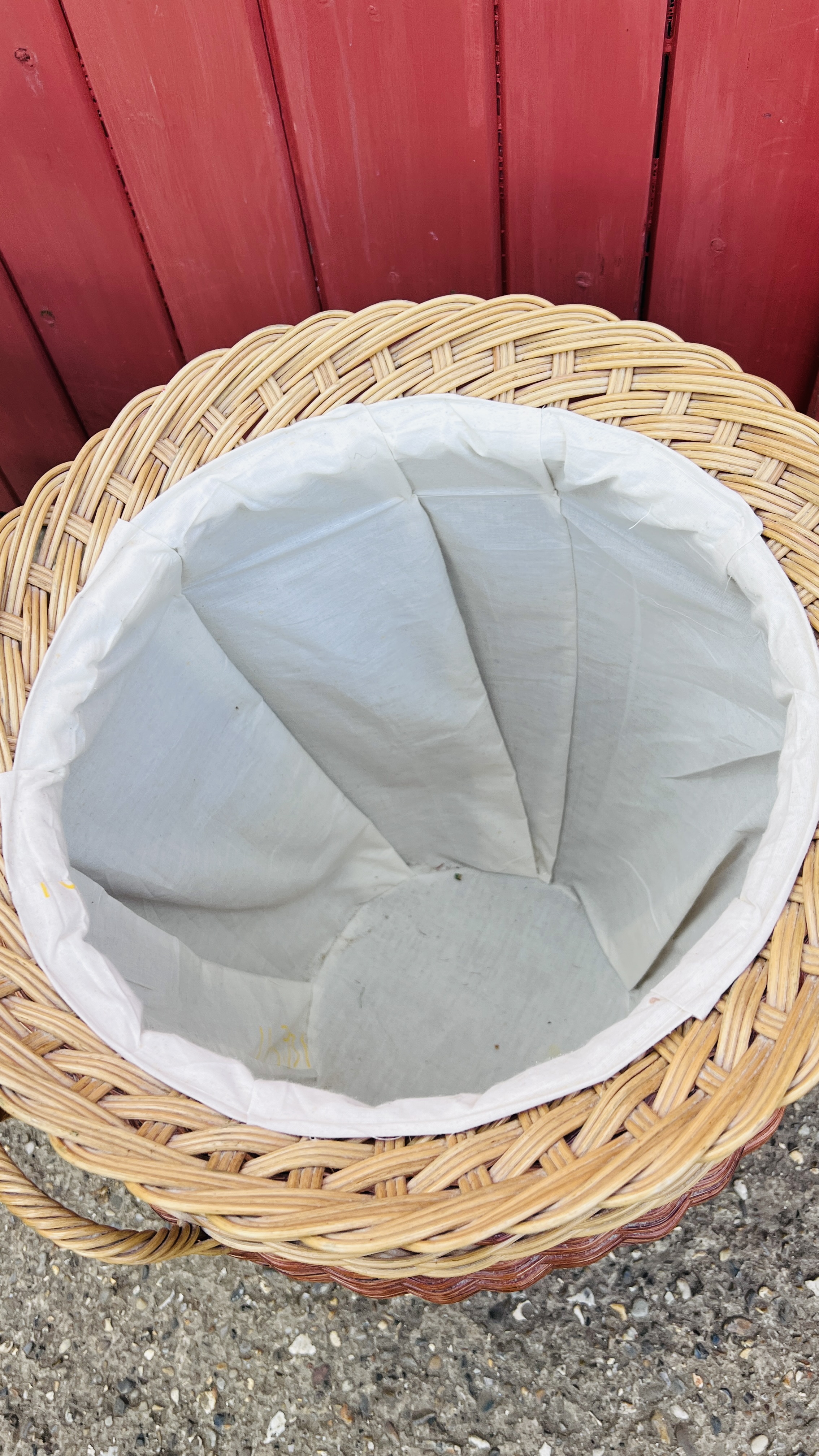 A WOVEN WICKER LAUNDRY BASKET WITH COVER, - Image 4 of 4