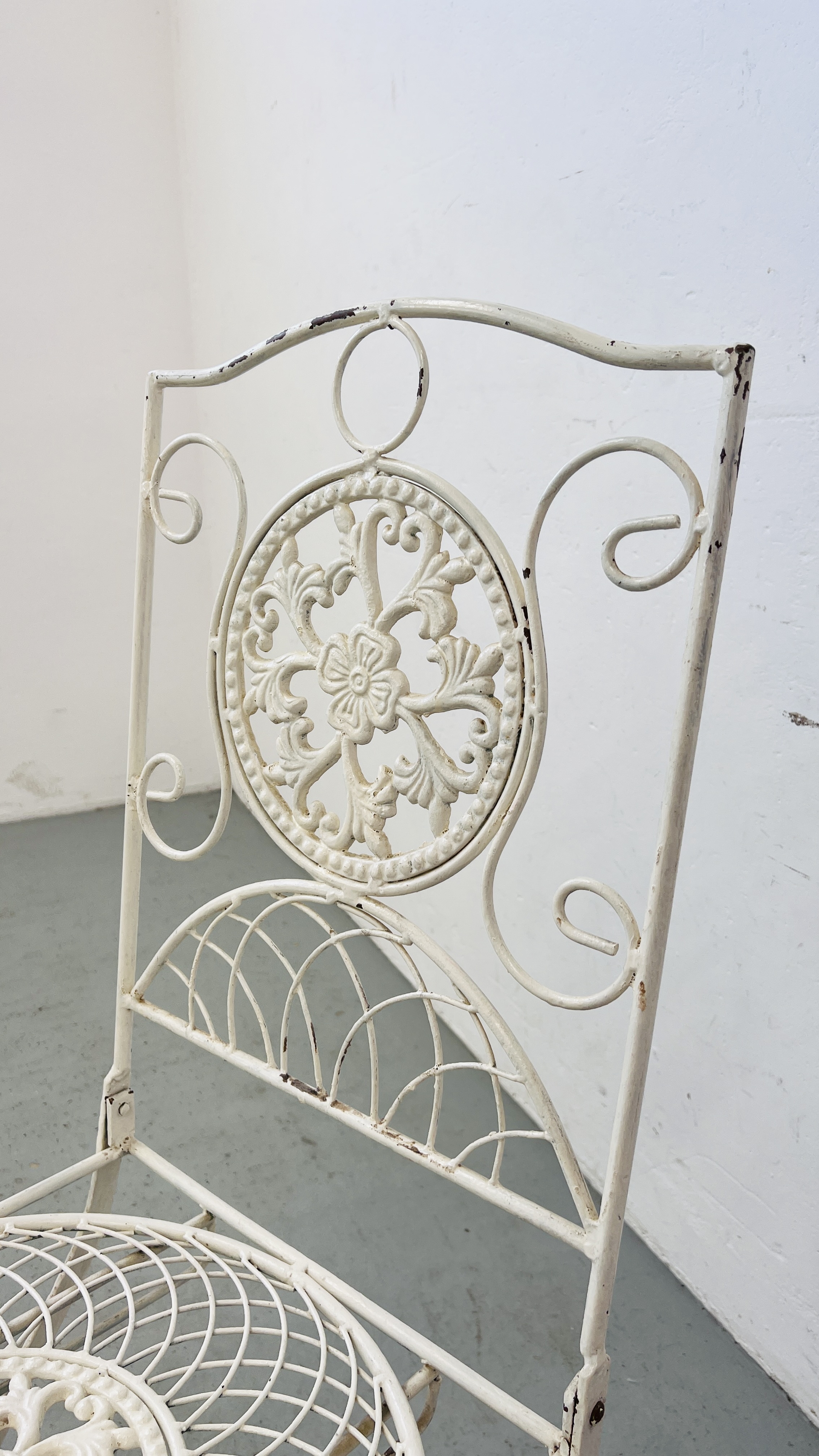 A WHITE PAINTED DECORATIVE FOLDING METALCRAFT GARDEN CHAIR. - Image 2 of 5