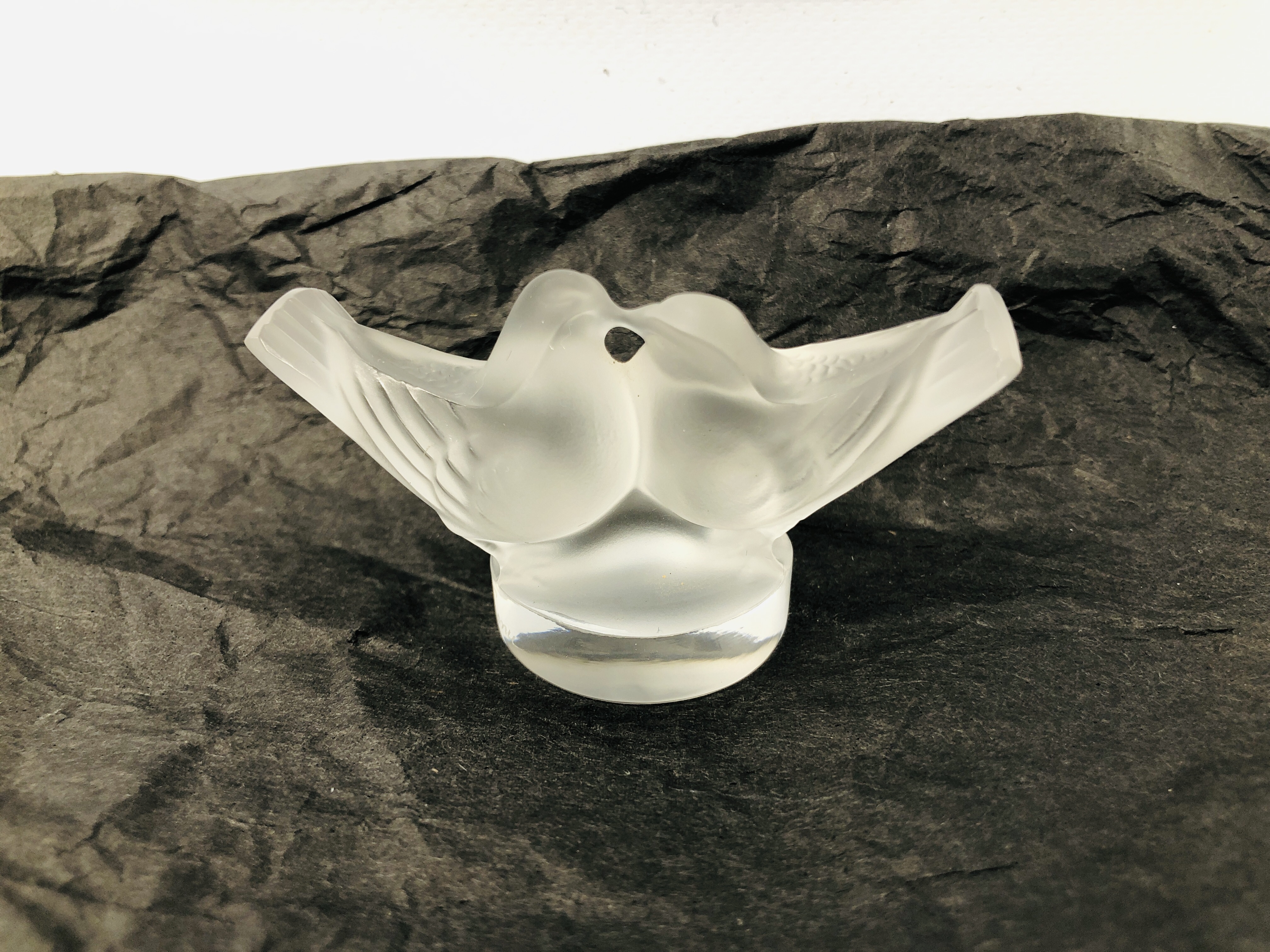 A SMALL LALIQUE GLASS BIRD ORNAMENT "LOVE BIRDS" - Image 2 of 7