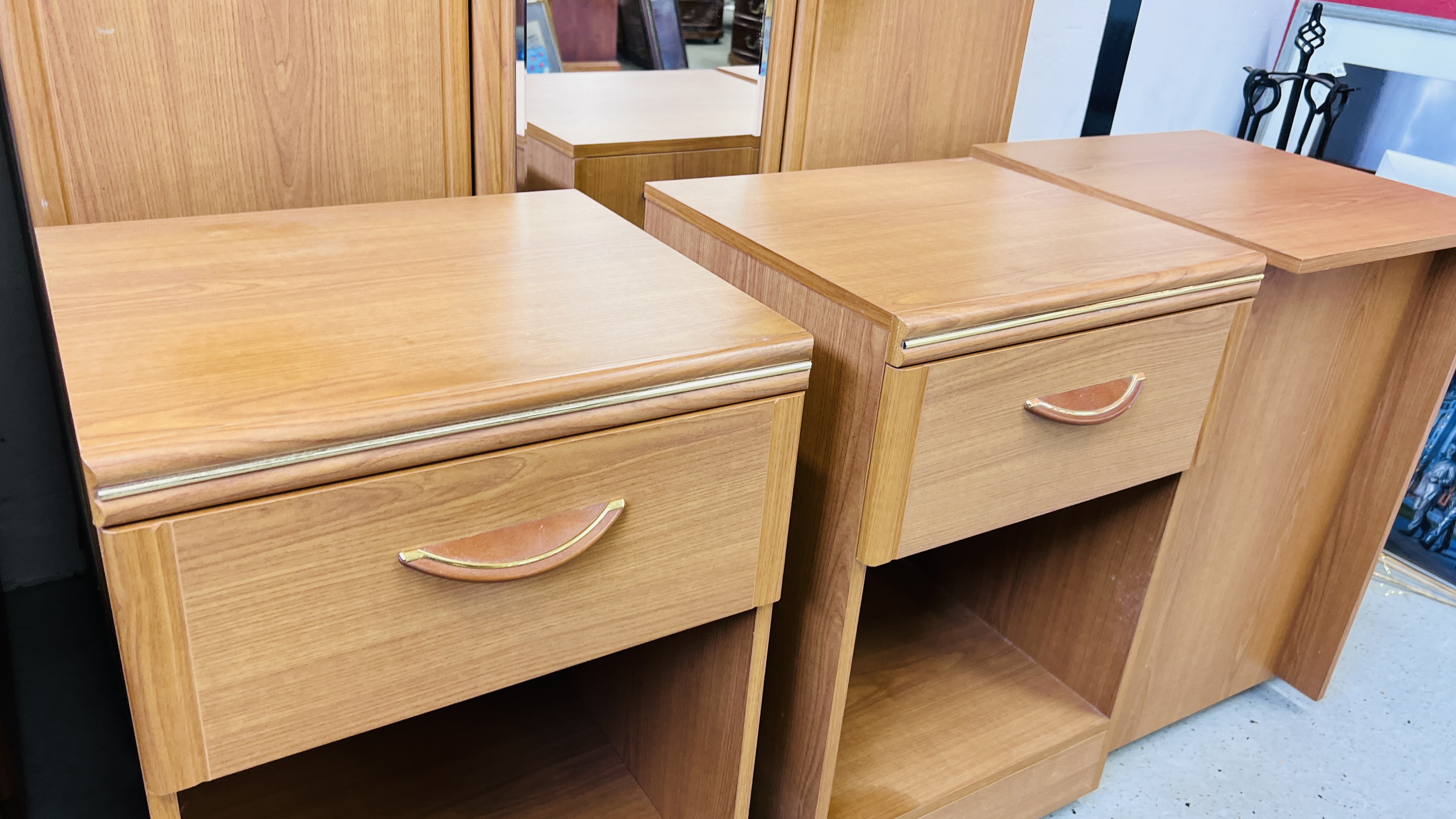 A SUITE OF ALSTONS CHERRYWOOD FINISH BEDROOM FURNITURE COMPRISING OF DOUBLE WARDROBE WITH TWO - Image 7 of 7