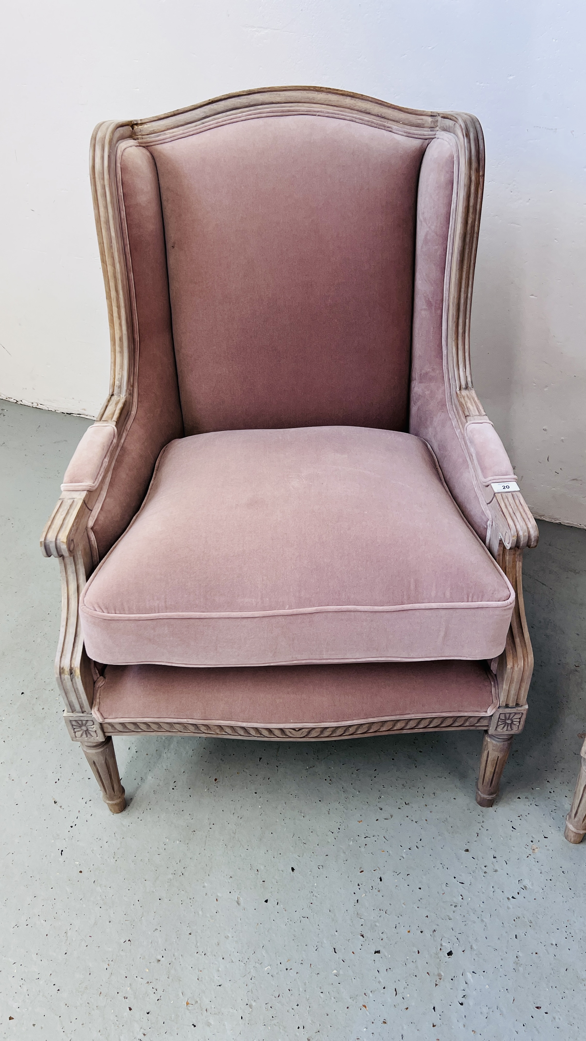 A PAIR OF GOOD QUALITY REPRODUCTION DUNELM LIMED FINISH FRENCH STYLE ARM CHAIRS WITH MAUVE - Image 12 of 15