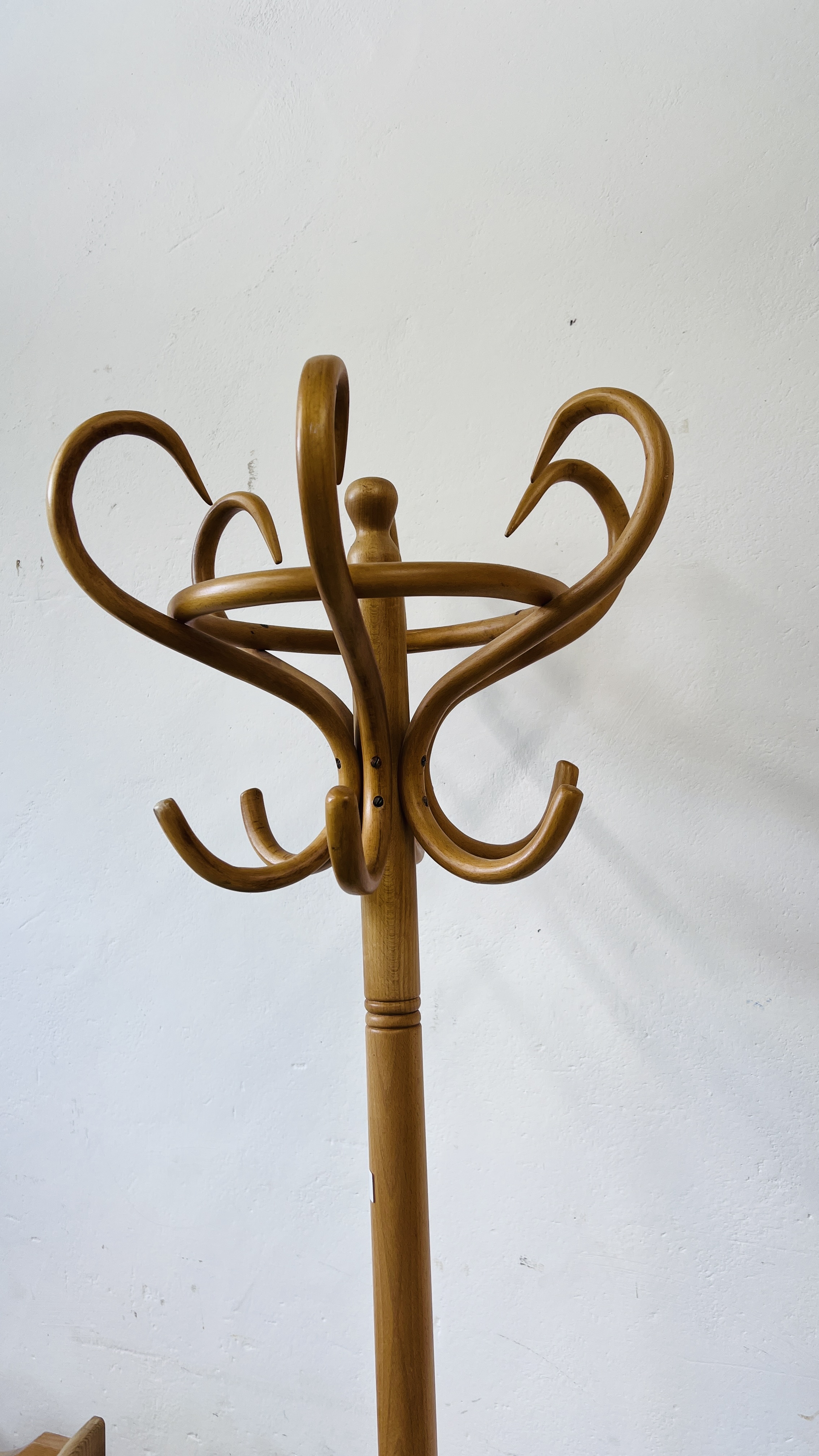 A MODERN BEECH WOOD REVOLVING COAT STAND ALONG WITH A PINE OPEN BOOK SHELF WIDTH 72CM. DEPTH 17CM. - Image 5 of 6