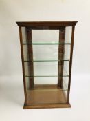 A VINTAGE TABLE TOP FIVE TIER DISPLAY CABINET.