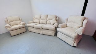 A GOOD QUALITY CREAM UPHOLSTERED THREE PIECE LOUNGE SUITE.
