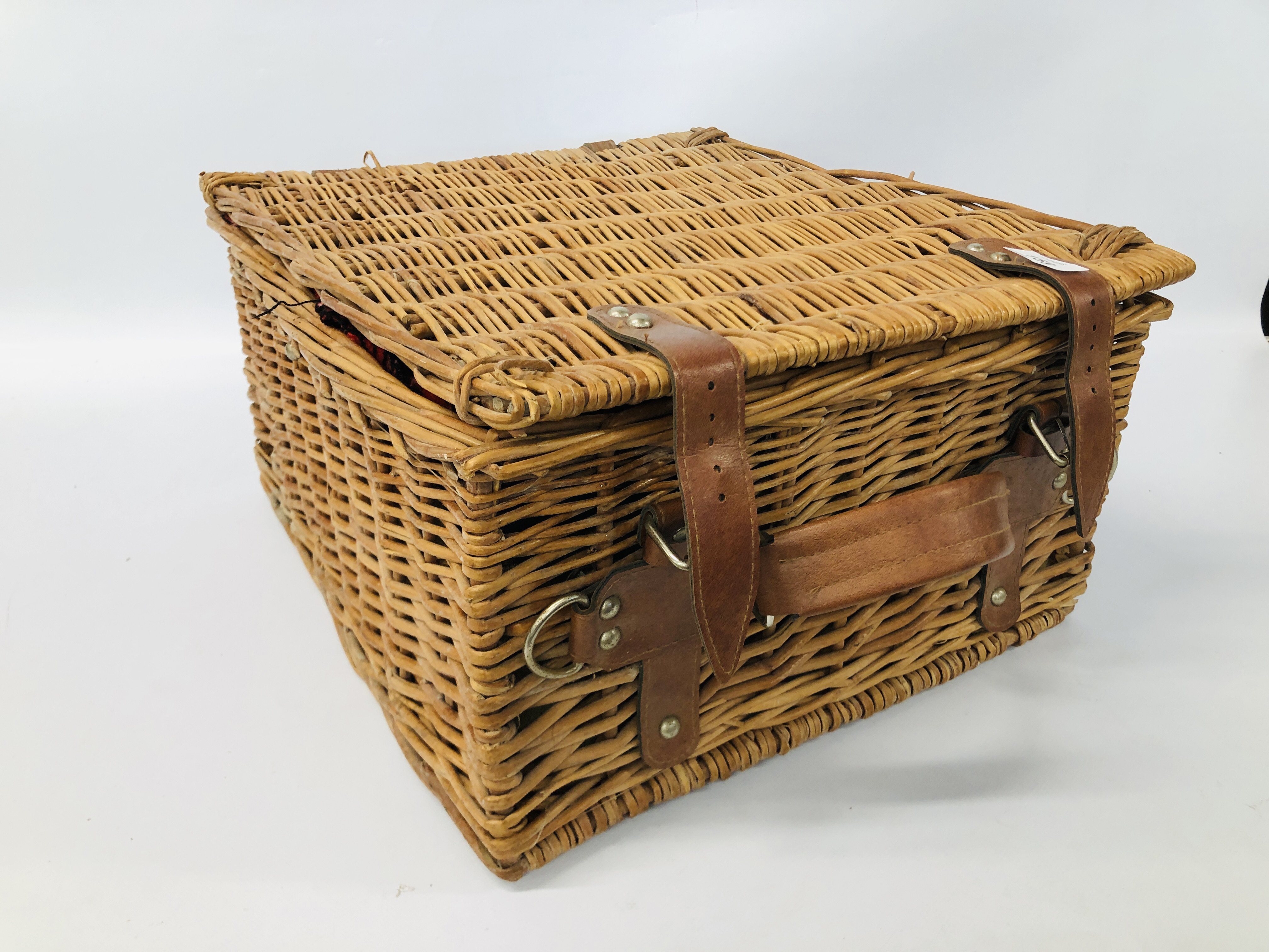 WICKER PICNIC BASKET AND CONTENTS - Image 6 of 6