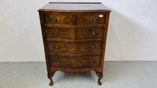 A REPRODUCTION QUEEN ANNE STYLE BURR WALNUT FINISH FOUR DRAWER SERPENTINE CHEST WIDTH 77CM.