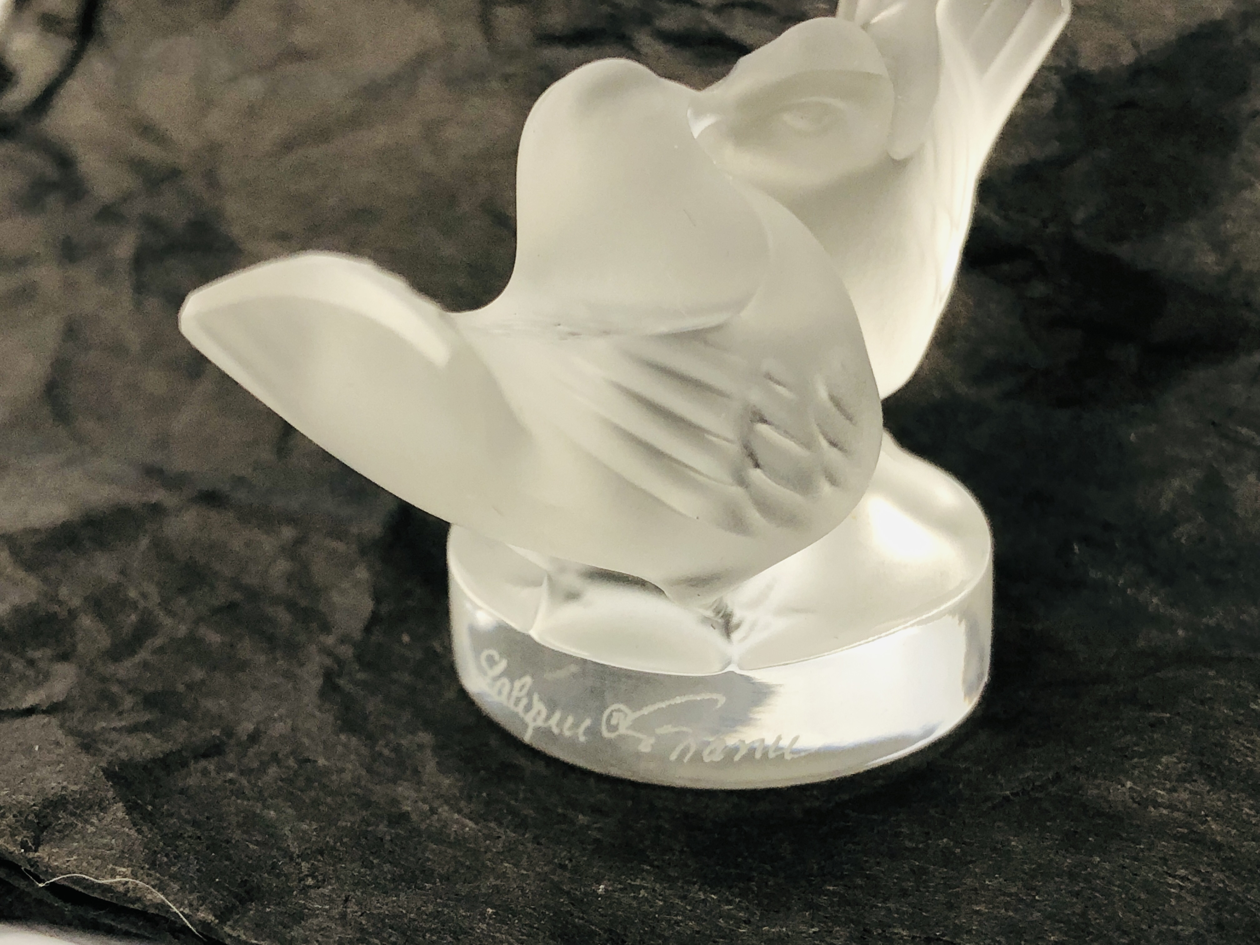 A SMALL LALIQUE GLASS BIRD ORNAMENT "LOVE BIRDS" - Image 6 of 7