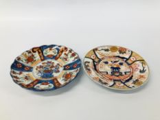 AN ORIENTAL HAND DECORATED PLATE (HAIRLINE CRACKS) ALONG WITH AN ANTIQUE IMARI PATTERN PLATE