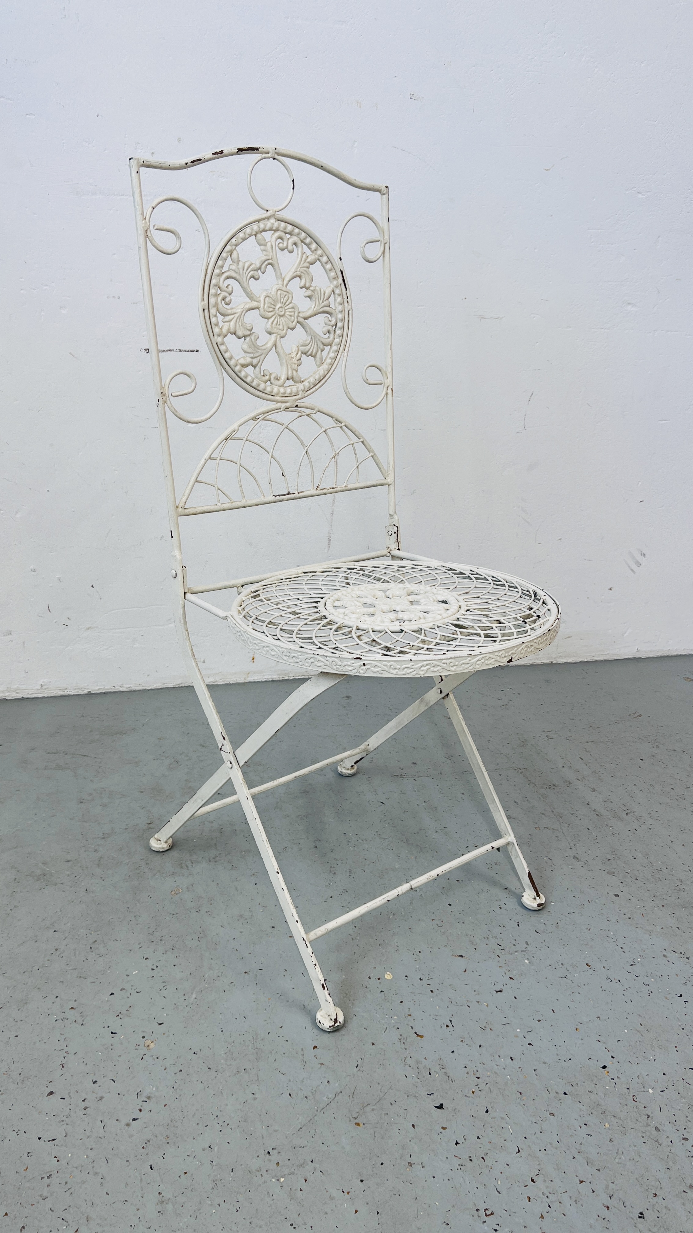 A WHITE PAINTED DECORATIVE FOLDING METALCRAFT GARDEN CHAIR. - Image 5 of 5