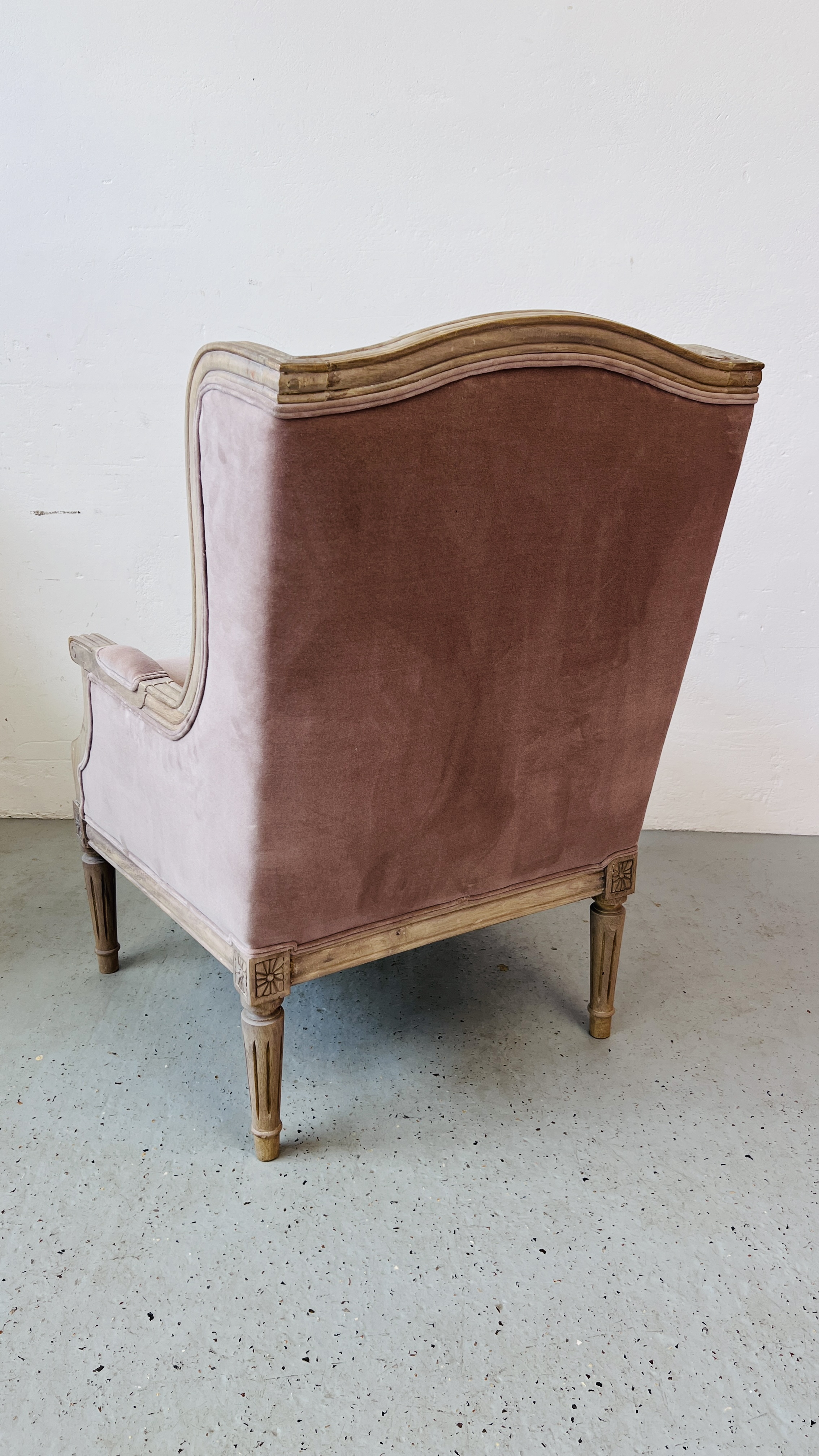 A PAIR OF GOOD QUALITY REPRODUCTION DUNELM LIMED FINISH FRENCH STYLE ARM CHAIRS WITH MAUVE - Image 14 of 15