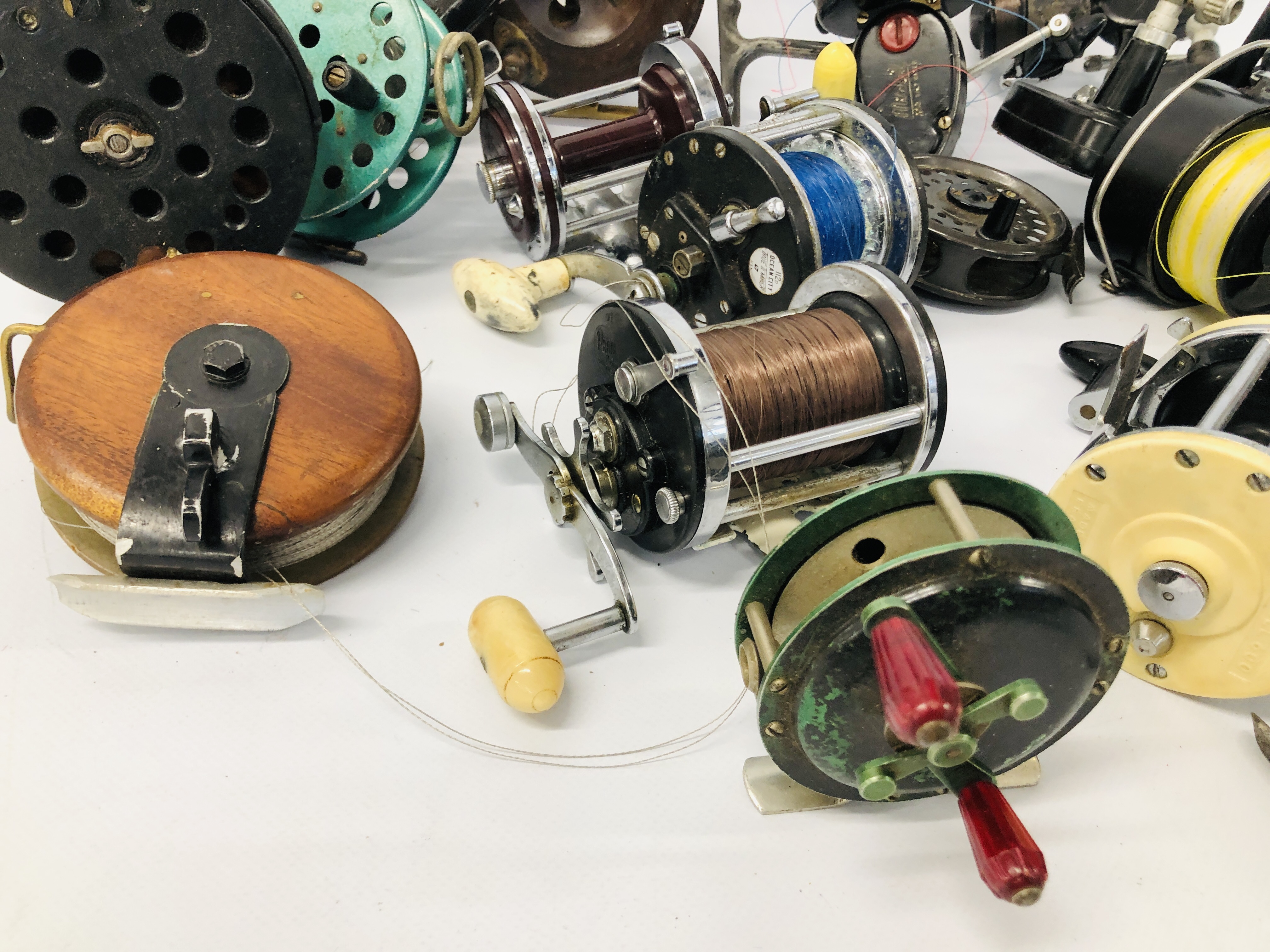 20 VARIOUS VINTAGE FISHING REEL TO INCLUDE MITCHELLS, PENN AND CENTRE PINS ETC. - Image 2 of 7