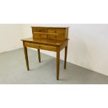 A SOLID OAK SINGLE DRAWER WRITING / SIDE TABLE WITH FOUR DRAWER FILING UPSTAND W 90CM, D 55CM,