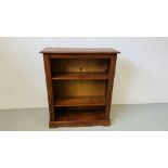 A STAINED PINE THREE TIER BOOK SHELF WITH ADJUSTABLE SHELVES WIDTH 84CM. DEPTH 29CM. HEIGHT 101CM.