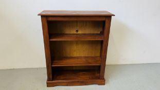 A STAINED PINE THREE TIER BOOK SHELF WITH ADJUSTABLE SHELVES WIDTH 84CM. DEPTH 29CM. HEIGHT 101CM.