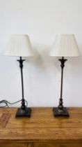 A PAIR OF MODERN BRASSED FINISH TABLE LAMPS WITH CREAM PLEATED SHADES - SOLD AS SEEN.