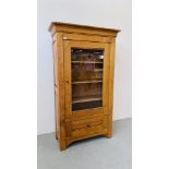 A LARGE SOLID OAK SHELVED CABINET WITH DRAWER TO BASE W 99CM, D 40CM, H 171CM.