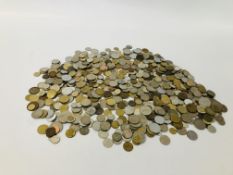 COLLECTION OF WORLD COINS (3.2KG.
