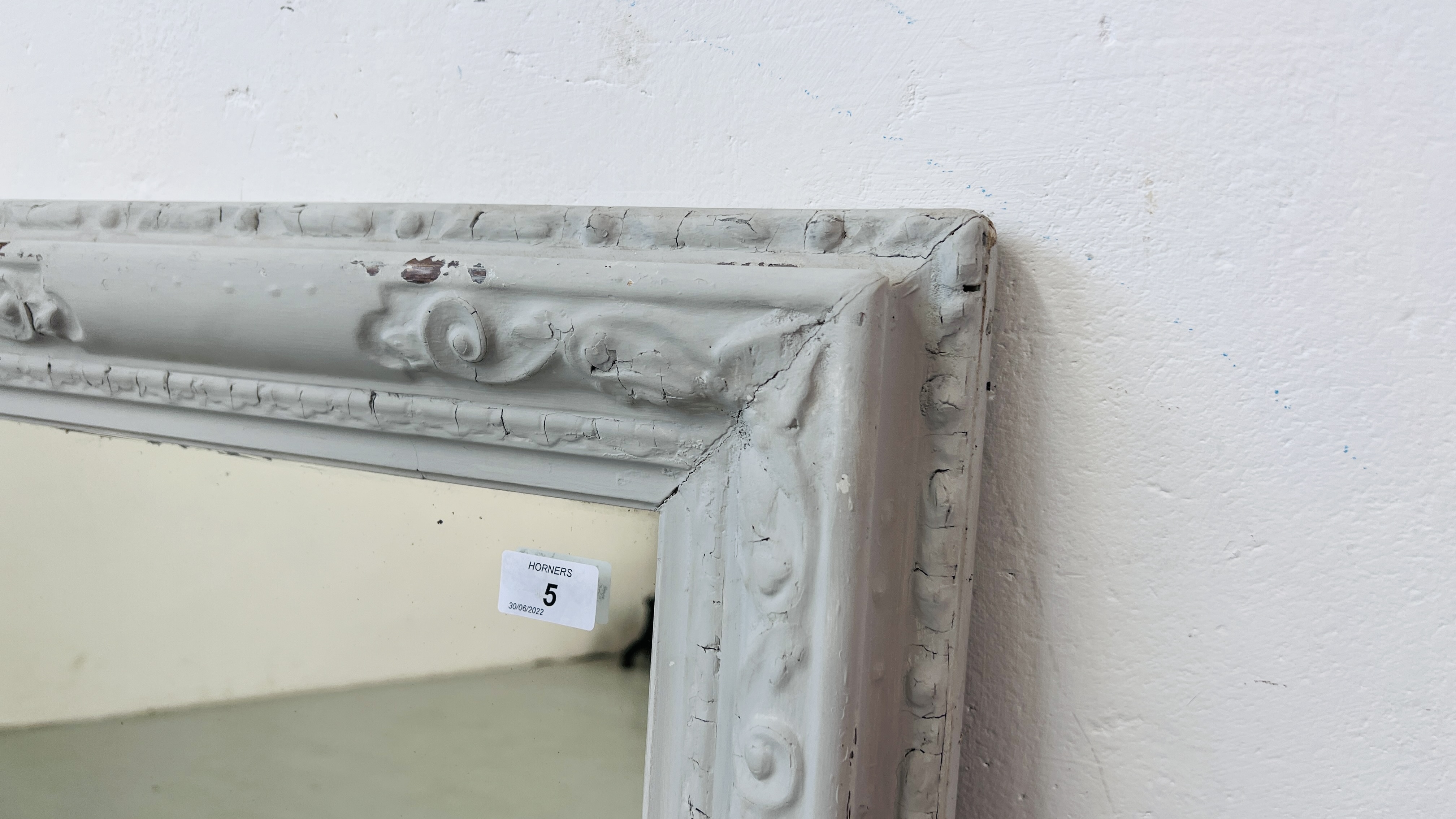 A RUSTIC STYLE RECTANGULAR WALL MIRROR IN PAINTED FRAME. - Image 3 of 6