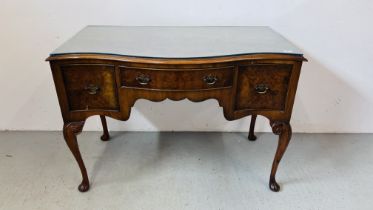 A REPRODUCTION BURR WALNUT FINISH QUEEN ANNE STYLE SERPENTINE FRONT DRESSING TABLE/DESK WIDTH 107CM.