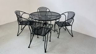 A GOOD QUALITY METAL GARDEN TABLE AND FOUR CHAIR DINING SET, DIAMETER 102CM.
