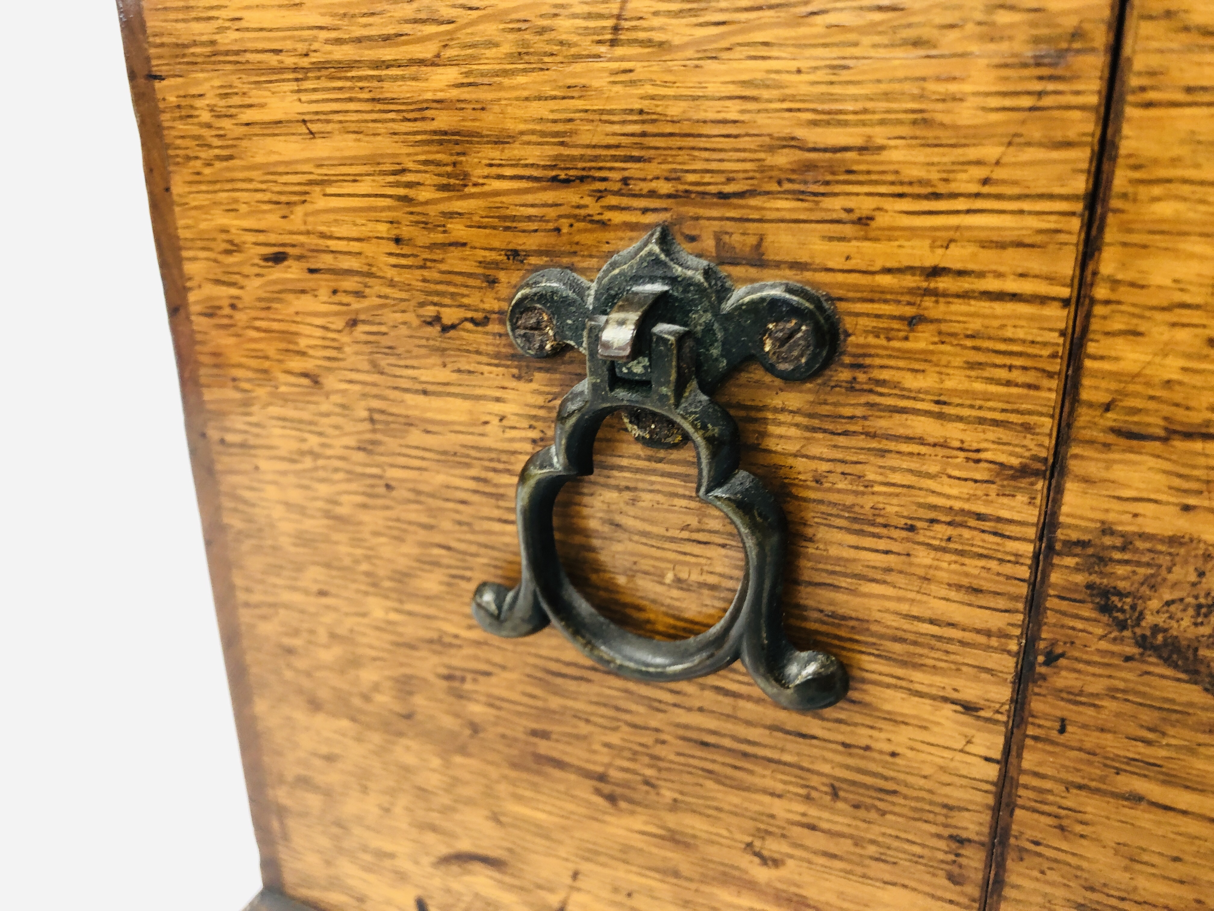 ANTIQUE OAK TRAVELLING STATIONARY BOX. - Image 11 of 12